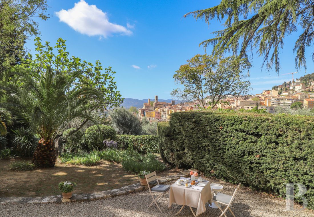 A garden flat in the former Grand Hotel orangery in Grasse, the world's perfume capital - photo  n°7